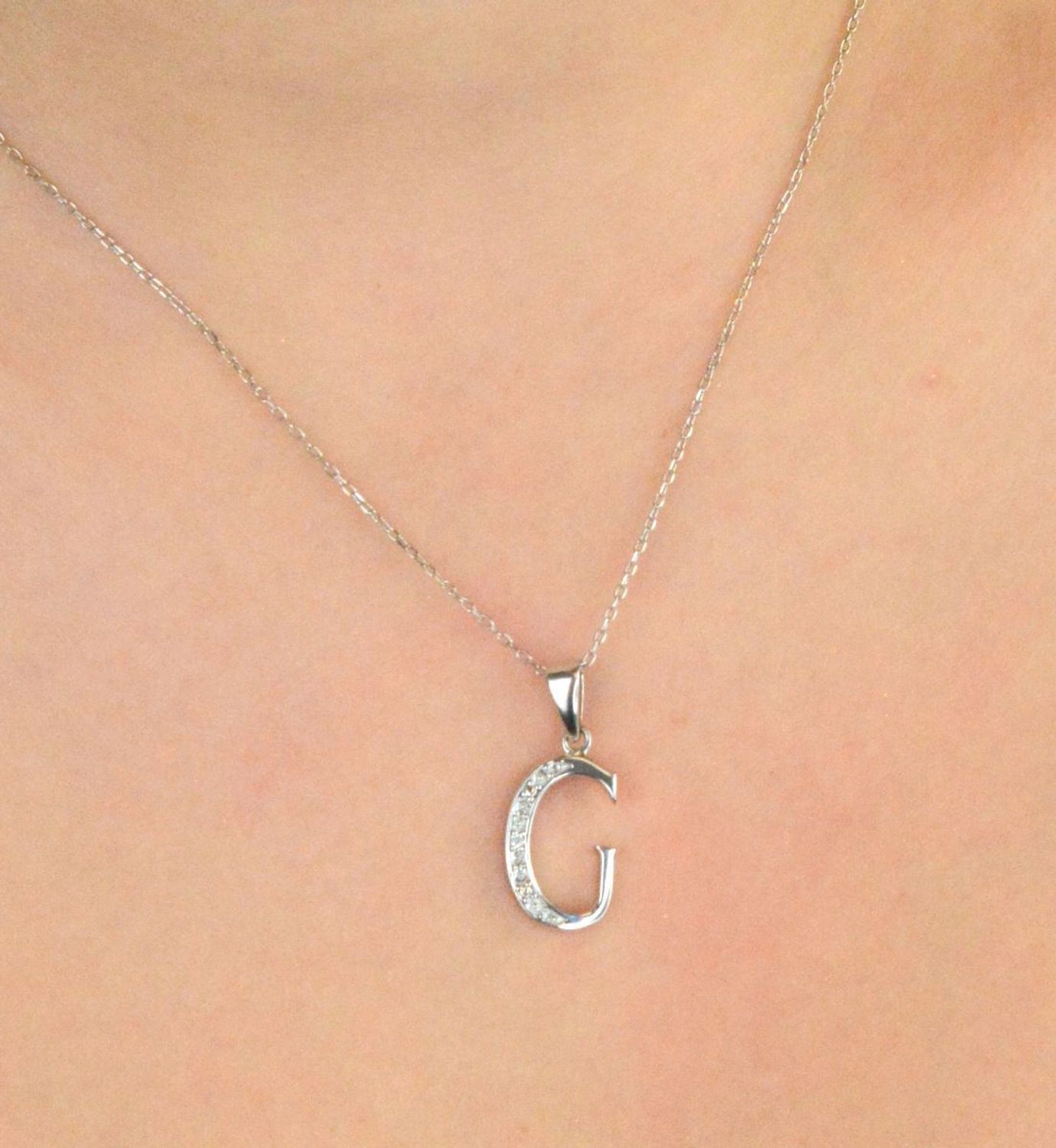 Zawieszka srebrna 925 AP17-0206 G – literka G zdobiona cyrkoniami. Wymiary 2,5x1,0 cm, waga 1,20 g. Elegancka, subtelna biżuteria z przesłaniem – idealna na prezent.1.jpg